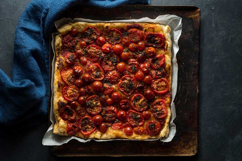 Pizza met kaas en tomaten