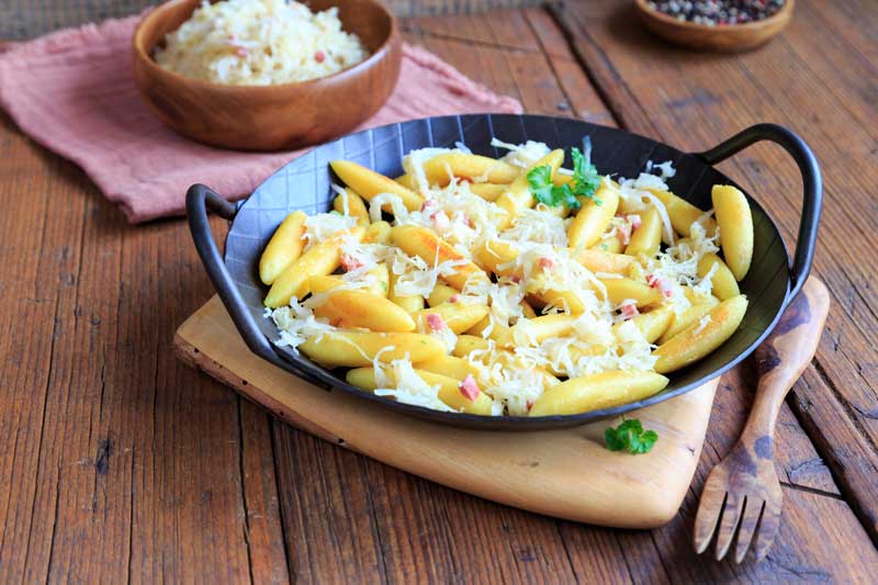 Schupfnudeln met sauerkraut en stukjes spek